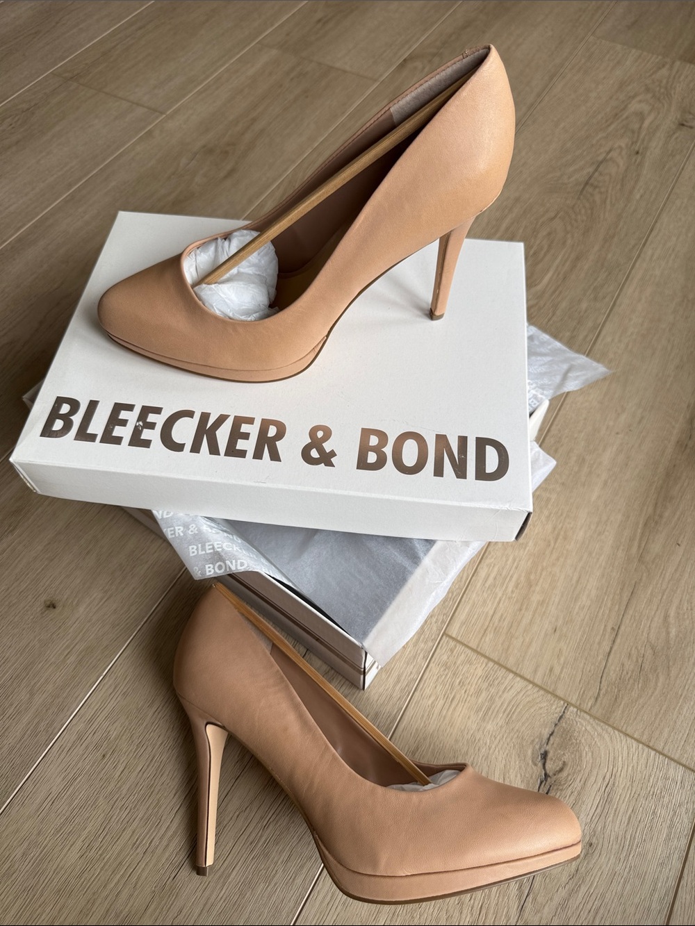 Stilettos nude shoes